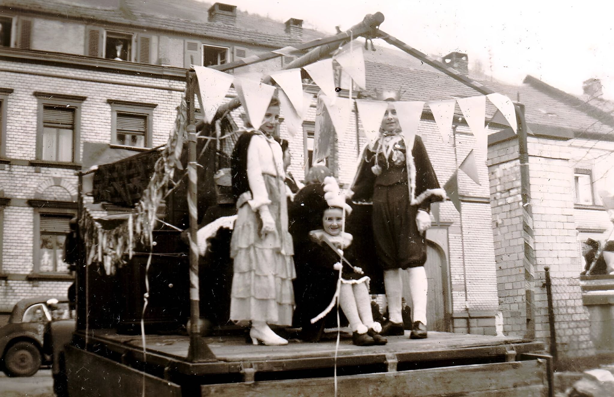 Das Prinzenpaar auf dem Festwagen 1950