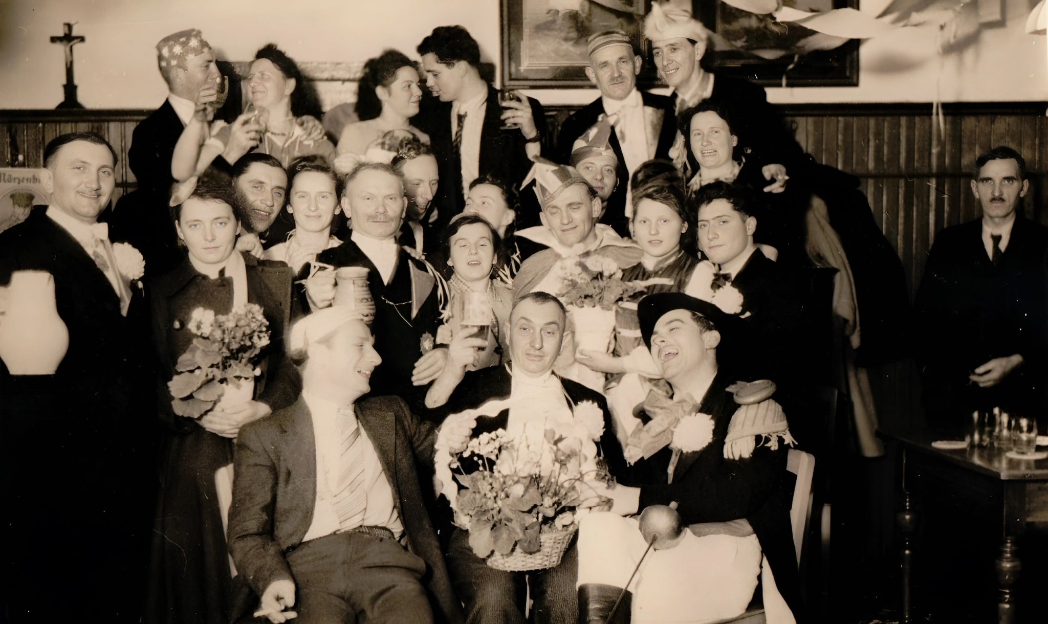 Gruppenfoto Trennfurter Türkenclub (vermutlich im Gasthaus Ross) um 1950