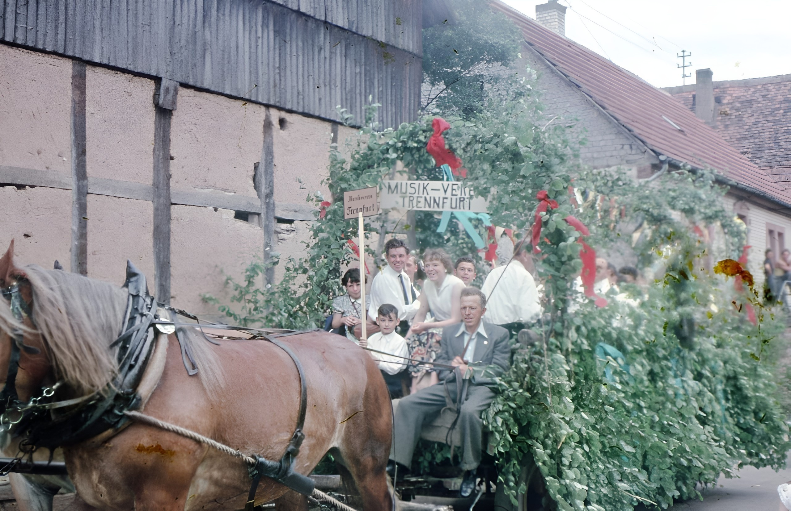 Festwagen während eines Festzuges. Das Foto wurde von Horst Heuß zur Verfügung gestellt.